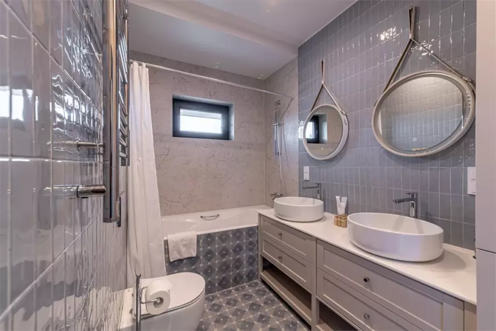 Коттедж «Весенняя капель» 160 м² с тремя спальнями до 8 гостей: ванная комната