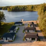 Гостевой комплекс Ламба-Сяндеба у лесного озера, общий вид: дома на берегу озера сверху
