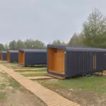 Глэмпинг-парк У Острога на Коняевском водохранилище, общий вид: юниты вдоль деревянной дорожки