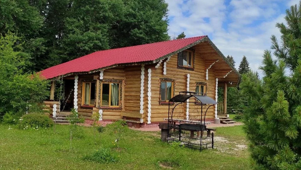 Дом «Красный» с тремя спальнями до 8 гостей: дом «Красный» с красной крышей
