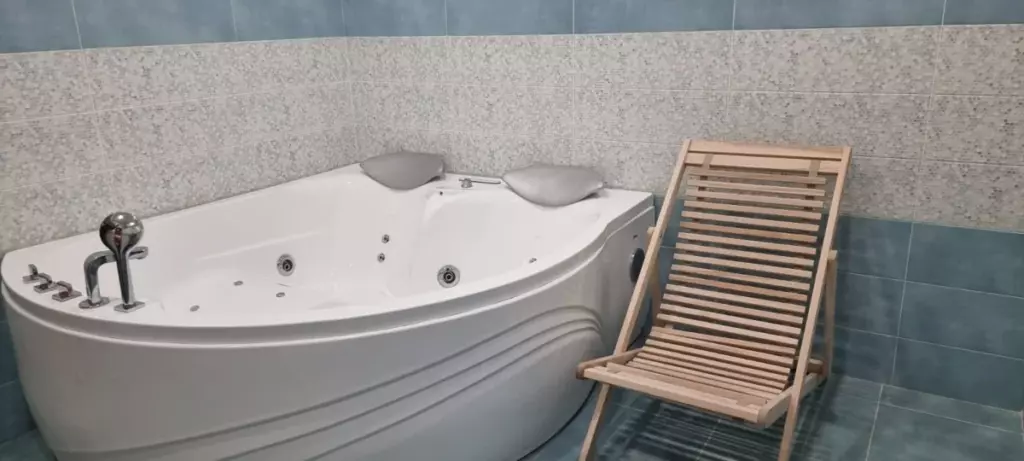 Дом «В гостях у Яги» с джакузи, русской баней и чаном до 5 гостей: джакузи