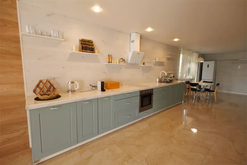Семейный дом «Творец» 130 м² с купелью, мансардой и мангалом до 10 гостей: кухня