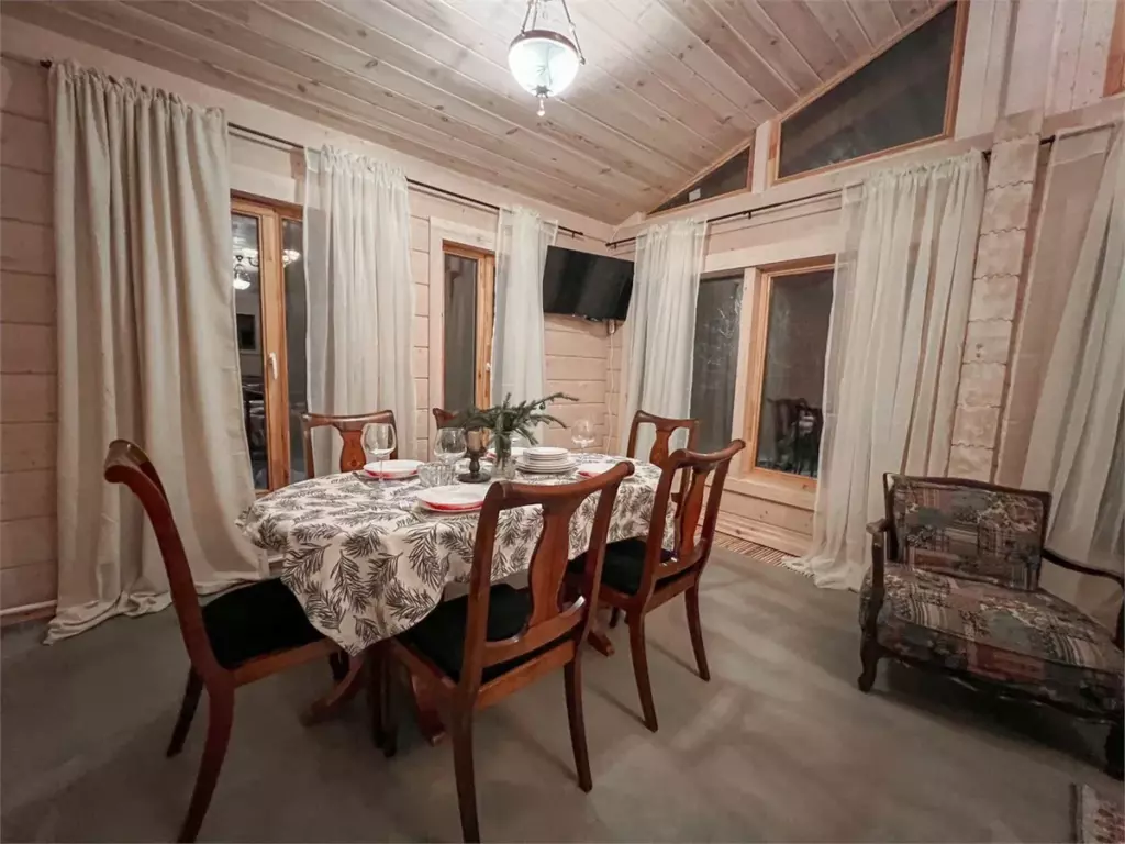 Усадьба «Седьмое небо» 86 м² с окнами в пол на берёзовую рощу до 5 гостей: обеденная зона
