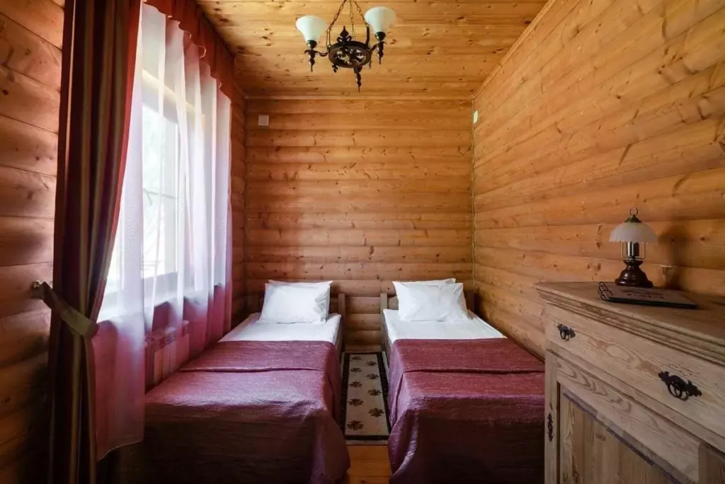 Двухэтажный коттедж LUX 151 м² с четырьмя спальнями до 8 гостей: спальня с двумя кроватями