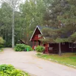 Комплекс коттеджей Green Village в Оврагах у Лосево, общий вид: дорога между коттеджами