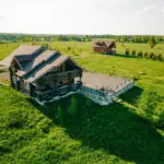 Экодеревня Чуньки на реке Суне, общий вид: изба на берегу с высоты