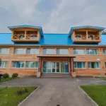 База отдыха Лесная опушка в сосновом бору у Оки, общий вид: главный корпус