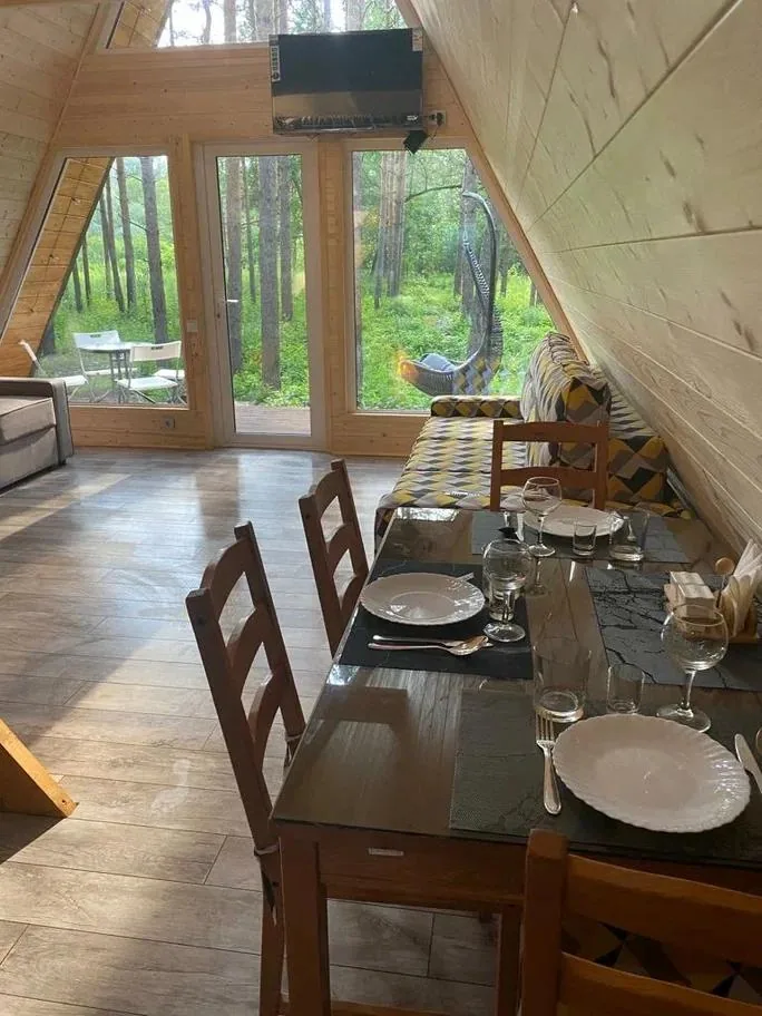 A-Frame №4 «Nature» с завтраком до 7 гостей, Загородный комплекс «Черёмушки»: стол у окна