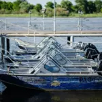 Рыболовная база Семь Островов в Оранжереях, общий вид: катера у пирса
