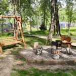 Глэмпинг Rich Life Village на реке Солоница под Ярославлем, общий вид: качели у костровой ямы