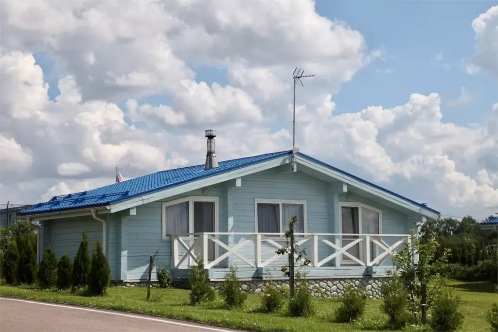 VIP-дом 80 м² с тремя спальнями и камином до 8 гостей: дом и лужайка
