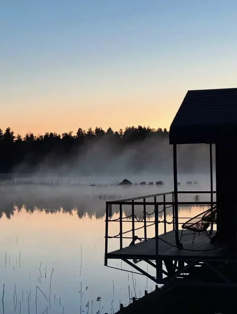 Плавучий домик Lake с панорамными окнами на озеро для двоих: плавучий дом на рассвете