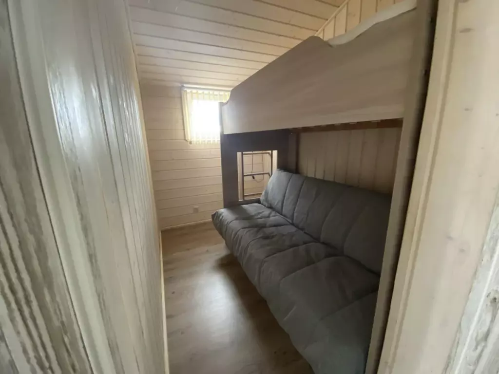 Домик Сканди 49 м² с террасой: кровать-чердак с диваном