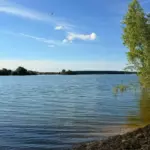 Глэмпинг Чекан на озере Большие Касли, общий вид: берег озера Большие Касли