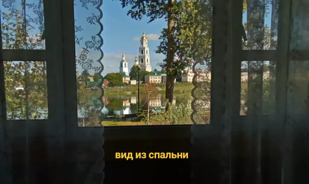 VIP-домик «Совушки» с видом на реку до 4 гостей: вид из спальни на монастырь