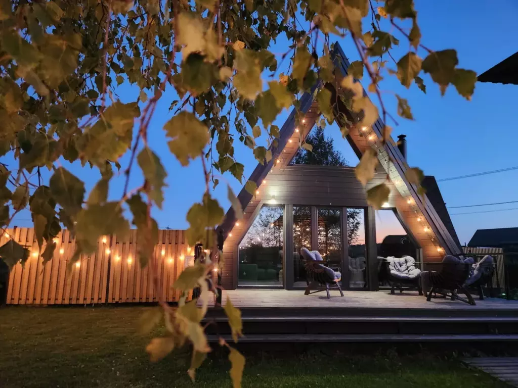 Дом Luxe A-frame 65 м² с камином и двумя спальнями до 6 гостей: терраса с гирляндами