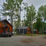 Загородный клуб Ромашка на Вуоксе, общий вид: дома среди берёз