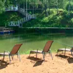 Загородный клуб Загорье в Солнечногорске, общий вид: пляж с шезлонгами