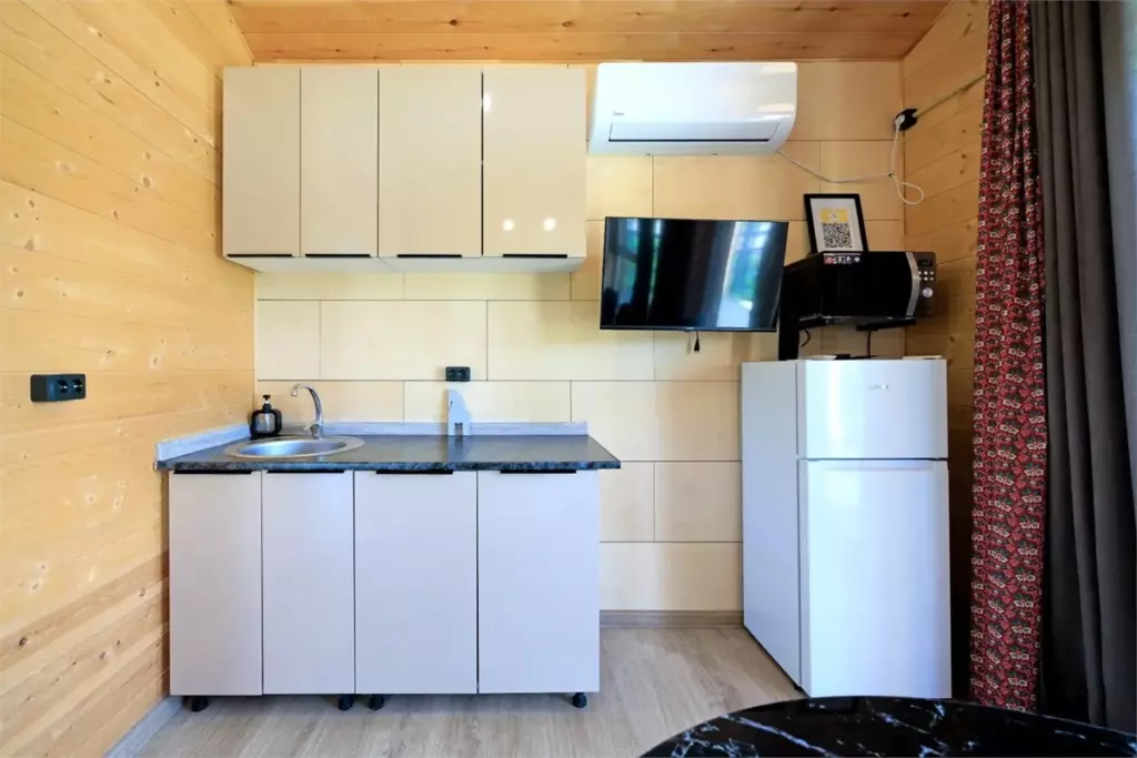 Дом «Барановский» 56 м² с террасой и чаном до 5 гостей: кухня