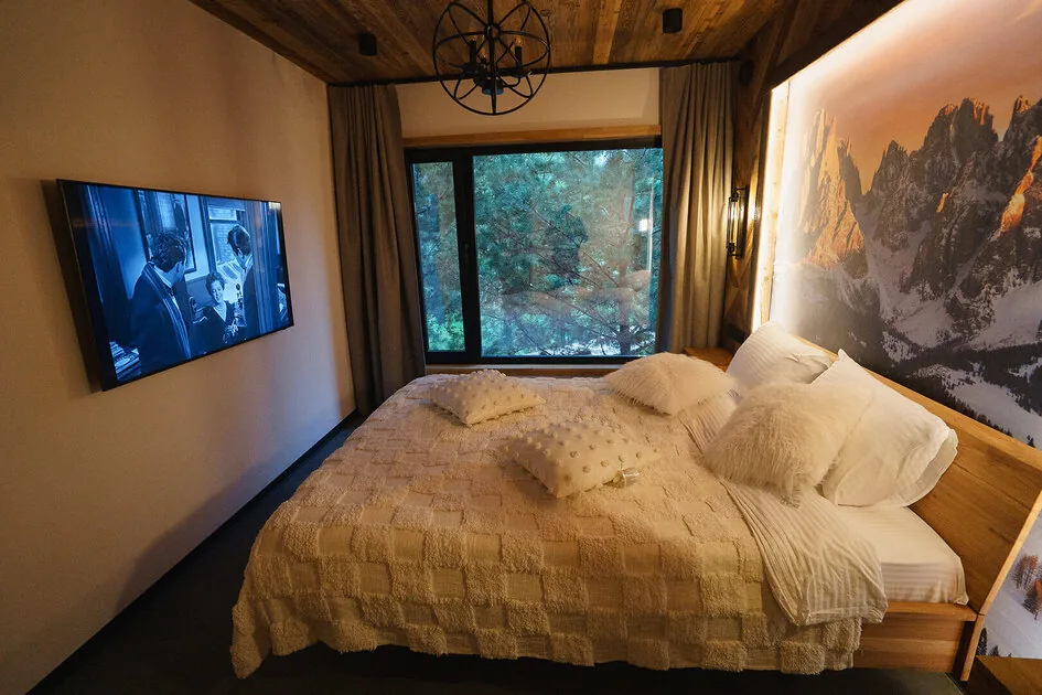 Барнхаус «Chalet» с печью-камином до 6 гостей, База отдыха «Крона Кэмп» в Охлебинино: кровать у окна