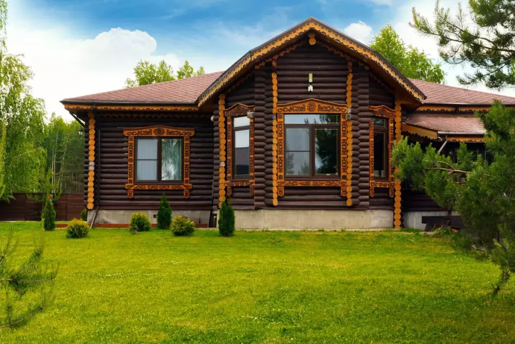 Княжий терем 120 м² для компании до 8 гостей: терем на лужайке