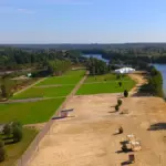 Парк отдыха Запольский берег на озере Запольском, общий вид: озеро и берег с высоты