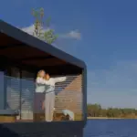 Загородный клуб JARVI на озере Лососинное, общий вид: панорамное окно на озеро