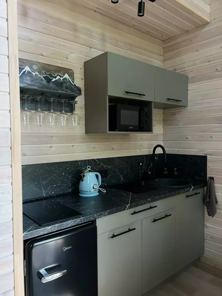 Барнхаус «Бохо» в сосновом лесу до 5 гостей, Глэмпинг Hygge Barn в Бурдугузе: кухня