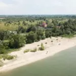 База отдыха Донская Ривьера в Багаевской, общий вид: песчаный пляж на Дону