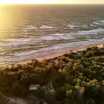 Глэмпинг Polyana Glamping на Куршской косе, общий вид: лес у моря с высоты