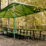 Гостиничный комплекс Лесная крепость в бору на юге Самары, общий вид: пикниковая зона под навесом