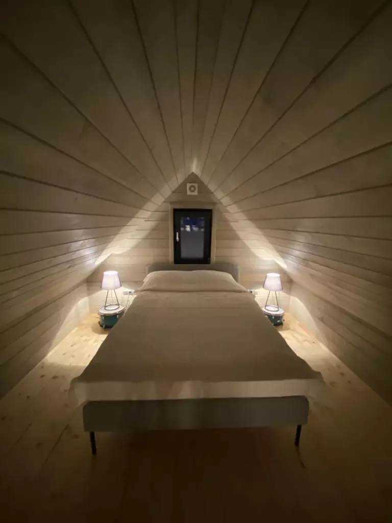 Барнхаус Hygge House с панорамным окном и баней-бочкой до 4 гостей: спальня под крышей