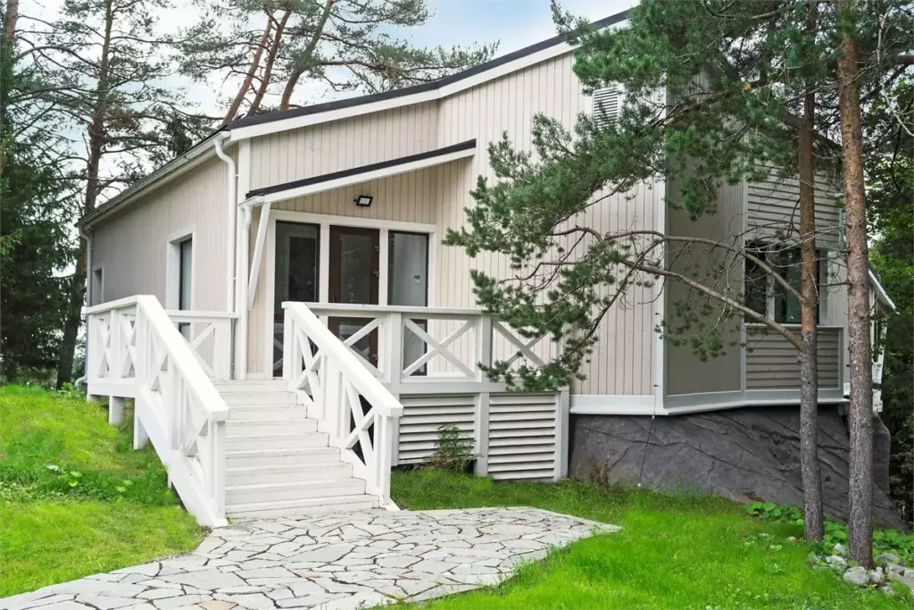 Коттедж № 7 с камином и балконом на залив до 4 гостей: коттедж № 7 с крыльцом