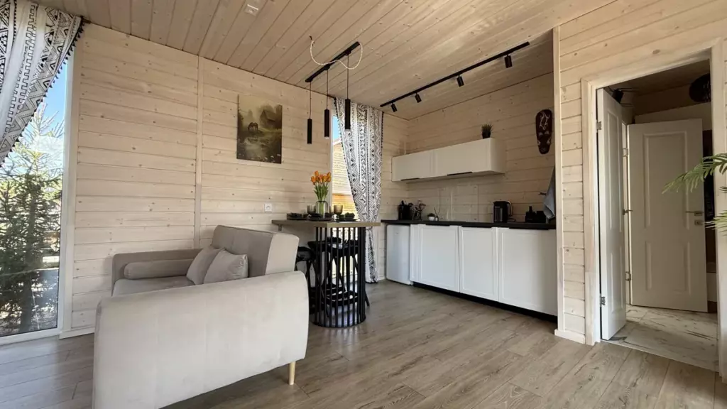 Дом Канта 55 м² с крытой террасой и банным чаном до 4 гостей: кухня-гостиная