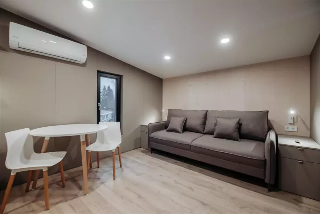 Арт-коттедж АТОММ 33 м² с панорамным остеклением и спальней King Size до 4 гостей: гостиная