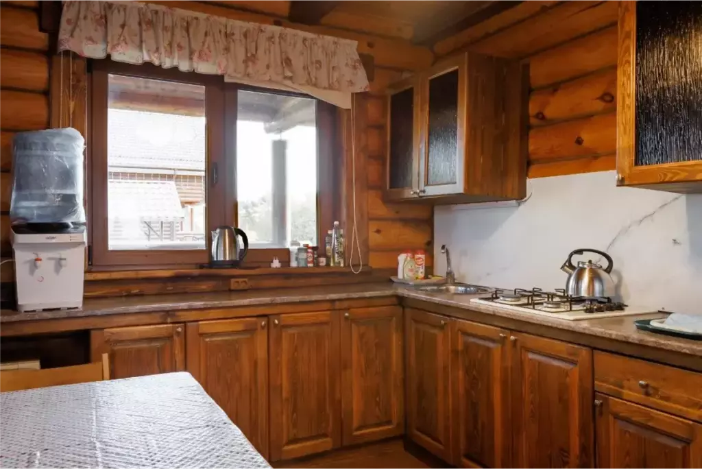 Двухэтажный «Барский» дом 250 м² с баней и бассейном до 12 гостей: кухня