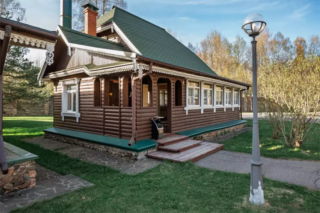Однокомнатный дом 115 м² с гостиной-столовой и кухней до 4 гостей: дом с крыльцом