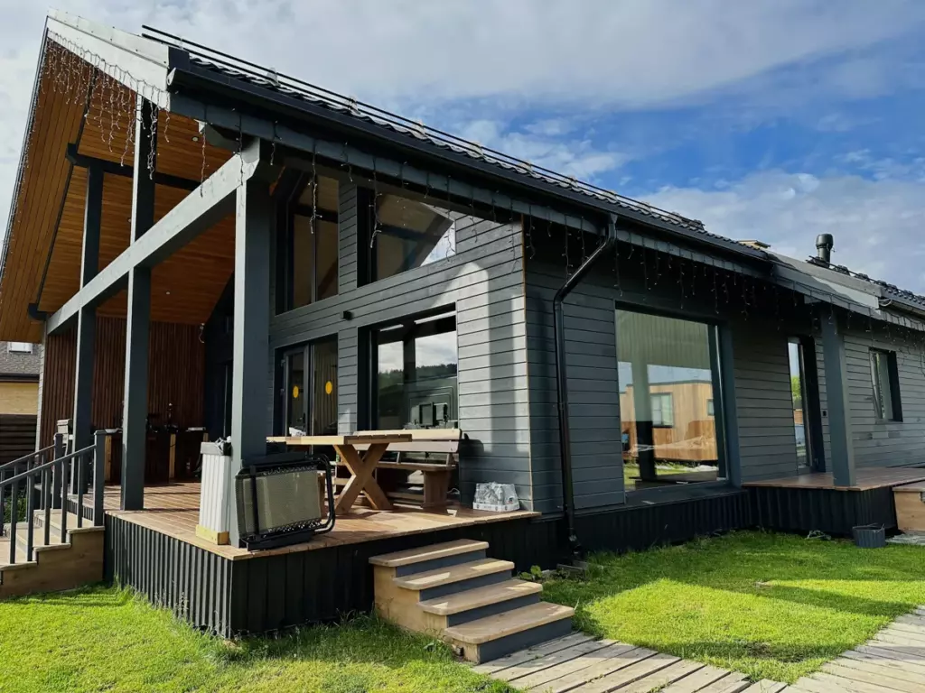 Дом Black.housedolina на 6 спален у водоёма до 12 гостей: дом и терраса