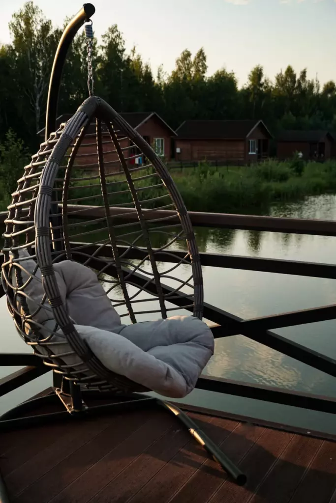Семейный домик с кухней и мангалом до 3 гостей: кресло-гнездо на пирсе
