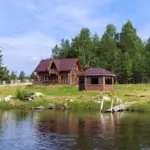 Гостевые дома Бабушкин хутор на реке Летней, общий вид: дома на берегу реки Летней