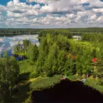 Valday Hunting & Country Club у деревни Ключи, общий вид: озеро и лес сверху