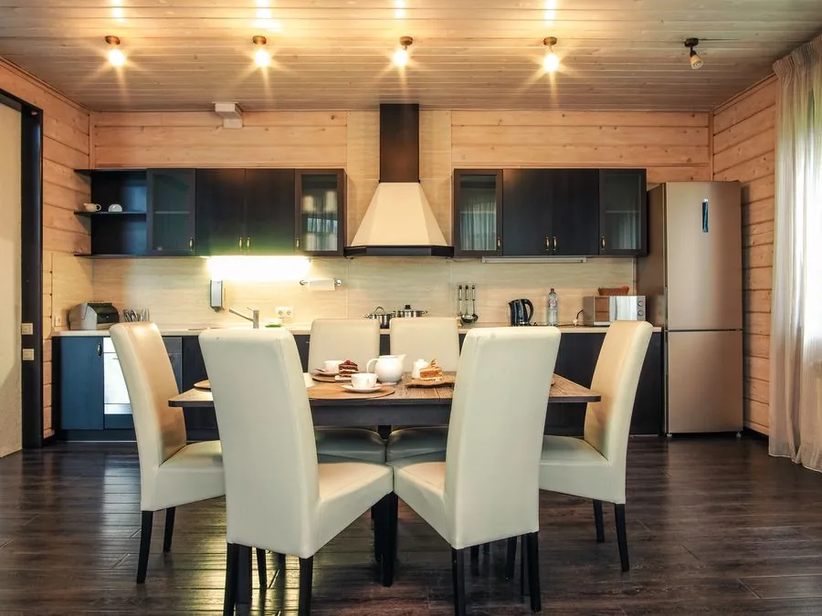 ВИП-коттедж с камином и видом на Волгу, четыре спальни, до 10 гостей: кухня со столовой