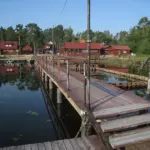 База отдыха Михайловская на Вуоксе у Кротово, общий вид: пирс и коттеджи у воды
