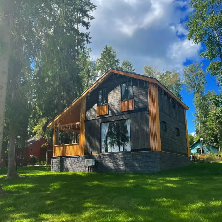 Двухэтажный Black House 120 м² с тремя спальнями, балконом и беседкой до 5 гостей