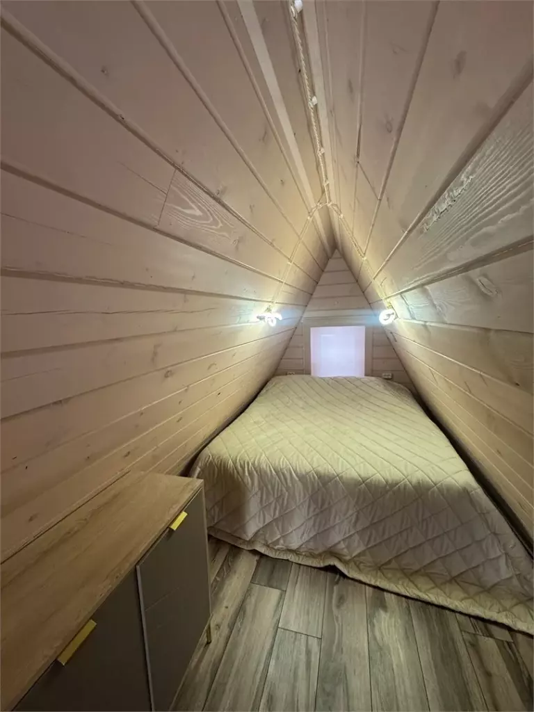 A-frame с сауной внутри и банным чаном до 4 гостей: спальня на мансарде