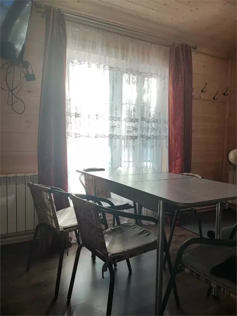 Барн-хаус «Таёжный» 130 м² с четырьмя спальнями до 12 гостей: обеденный стол у окна