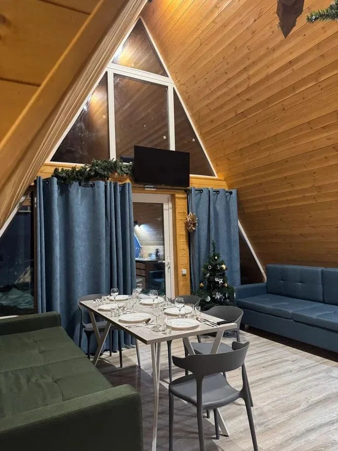 A-Frame №7 «Loft» с сауной и гидромассажной купелью до 9 гостей: кухня-столовая