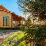 База отдыха Eco Village Vuoksa в Беличьем, общий вид: дома среди сосен