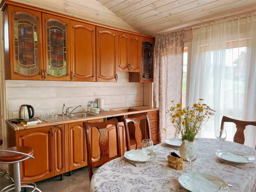 Усадьба «Седьмое небо» 86 м² с окнами в пол на берёзовую рощу до 5 гостей: кухня