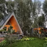 Fraubu.camp на берегу Рузы, общий вид: А-фрейм вечером